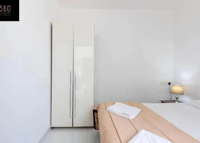 & Spacious Penthouse W/ 1br + View By 360 Estates 아파트