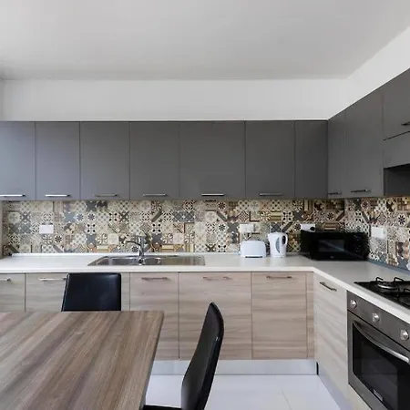 & Spacious Penthouse W/ 1br + View By 360 Estates Apartment