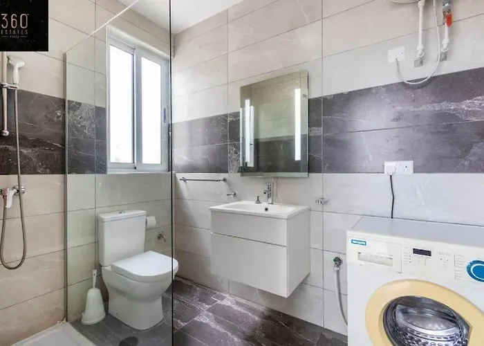 & Spacious Penthouse W/ 1br + View By 360 Estates *